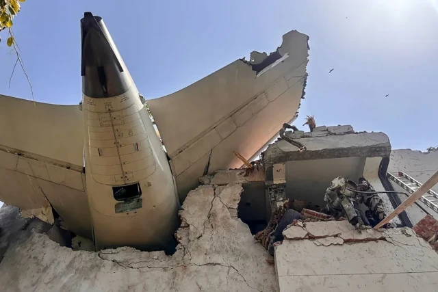 flight crash-j3IfrfpmFE.webp