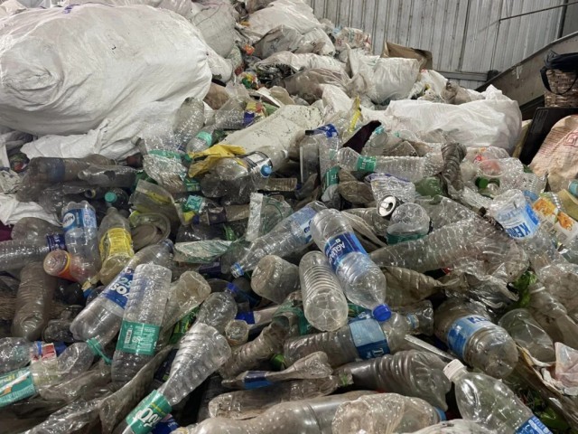 plastic waste-rokefuVP9G.jpg