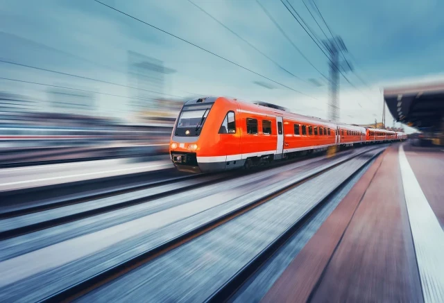 train-shxufh2xWW.webp